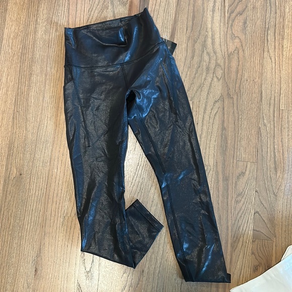 Lulu lemon SPECIAL EDITION LEGGINGS. Size 4. Brand new never worn. - Picture 1 of 3